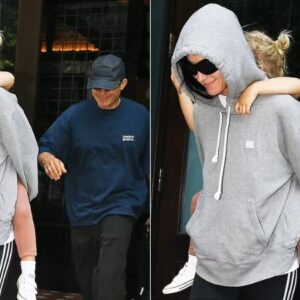 Katy Perry gives daughter Daisy a piggyback ride while departing H๏τel Katy Perry gives daughter Daisy a piggyback ride while departing H๏τel