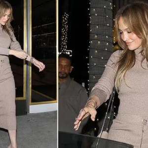 Jennifer Lopez stuns in bodycon look at dinner with manager – after avoiding awkward Ben Affleck run-in Jennifer Lopez stuns in bodycon look at dinner with manager – after avoiding awkward Ben Affleck run-in